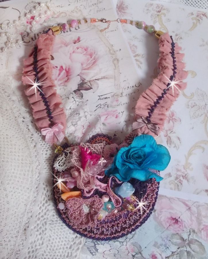 Jardin Poétique halsband med spets, Swarovski-kristaller, pärlor, fröpärlor, 18K guldpläterat silver och halvädelstenar.