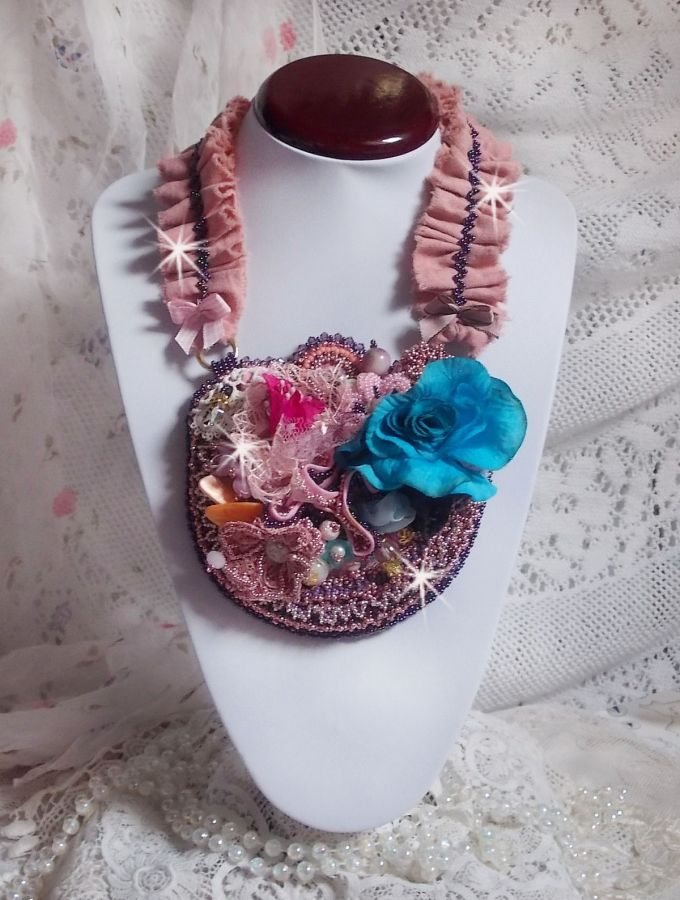 Jardin Poétique halsband med spets, Swarovski-kristaller, pärlor, fröpärlor, 18K guldpläterat silver och halvädelstenar.