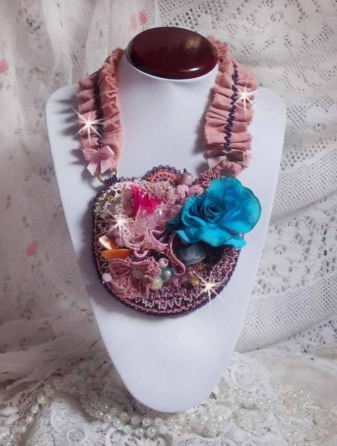 Jardin Poétique halsband med spets, Swarovski-kristaller, pärlor, fröpärlor, 18K guldpläterat silver och halvädelstenar.