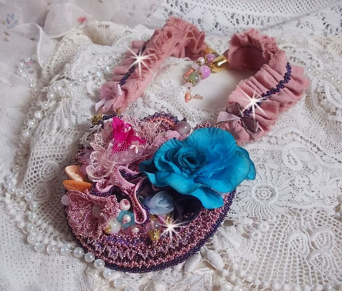 Jardin Po&eacute;tique halsband med spets, Swarovski-kristaller, p&auml;rlor, fr&ouml;p&auml;rlor, 18K guldpl&auml;terat silver och halv&auml;delstenar.