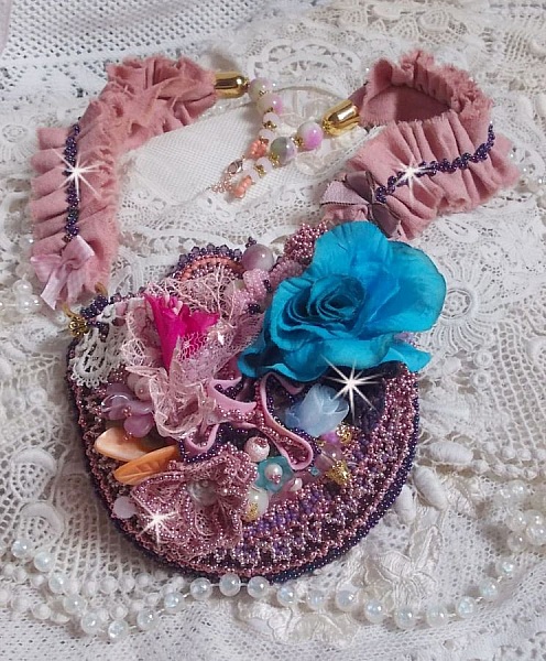 Jardin Po&eacute;tique halsband med spets, Swarovski-kristaller, p&auml;rlor, fr&ouml;p&auml;rlor, 18K guldpl&auml;terat silver och halv&auml;delstenar.