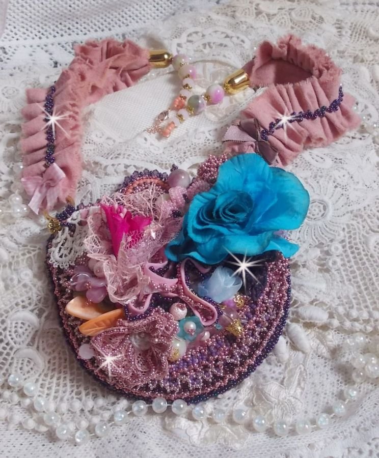 Jardin Poétique halsband med spets, Swarovski-kristaller, pärlor, fröpärlor, 18K guldpläterat silver och halvädelstenar.