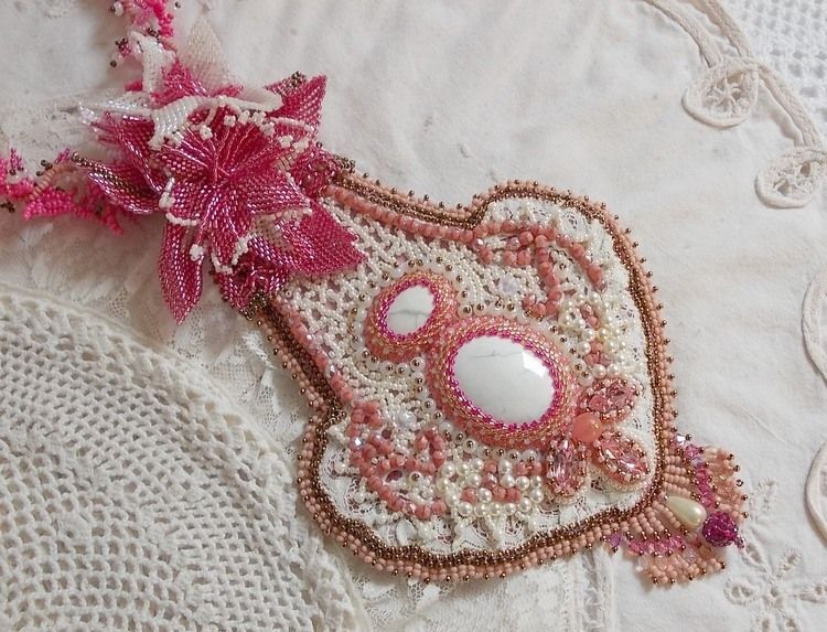 Rosa liljehalsband med vit Howlite ädelsten, fröpärlor, spets och olika pärlor Haute-Couture stil