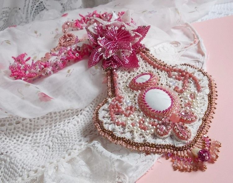 Rosa liljehalsband med vit Howlite ädelsten, fröpärlor, spets och olika pärlor Haute-Couture stil