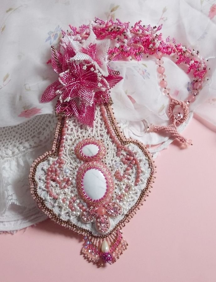 Rosa liljehalsband med vit Howlite ädelsten, fröpärlor, spets och olika pärlor Haute-Couture stil