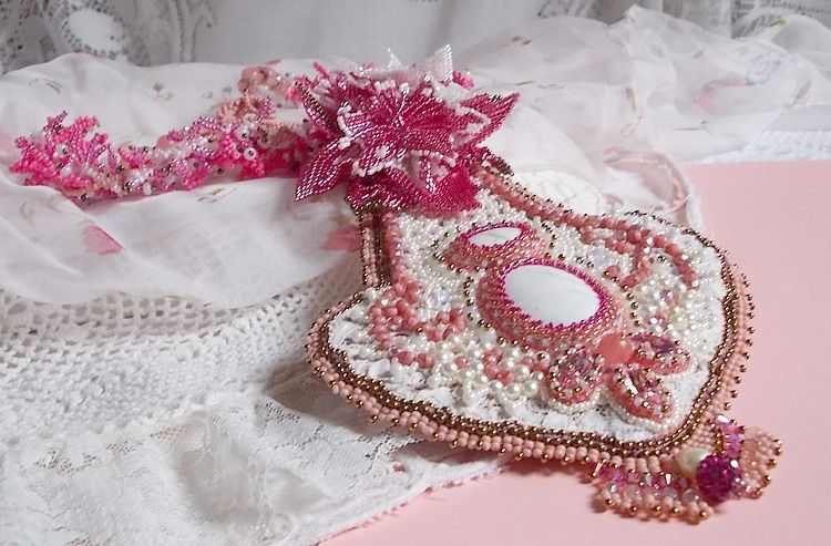Rosa liljehalsband med vit Howlite ädelsten, fröpärlor, spets och olika pärlor Haute-Couture stil
