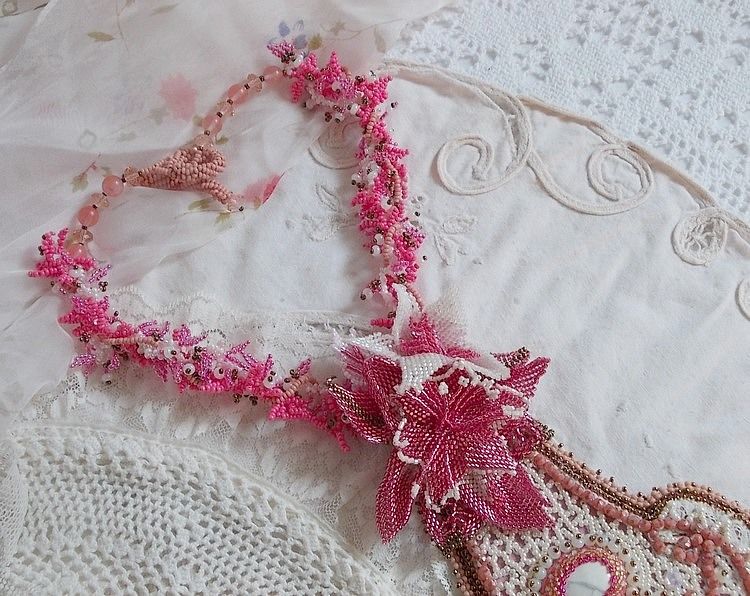 Rosa liljehalsband med vit Howlite ädelsten, fröpärlor, spets och olika pärlor Haute-Couture stil