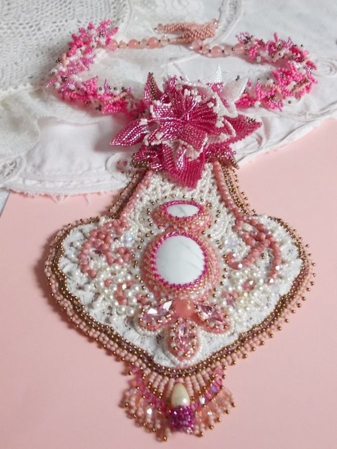 Rosa liljehalsband med vit Howlite ädelsten, fröpärlor, spets och olika pärlor Haute-Couture stil