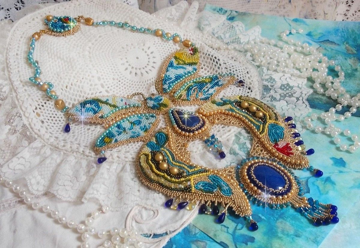 Haute-Couture Blue Gold Butterfly halsband broderat med ädelstenar, kristaller, glaspärlor och fröpärlor