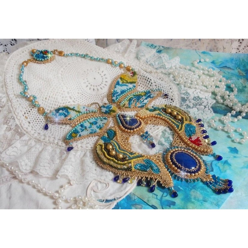 Haute-Couture Blue Gold Butterfly halsband broderat med ädelstenar, kristaller, glaspärlor och fröpärlor