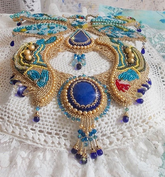 Haute-Couture Blue Gold Butterfly halsband broderat med &auml;delstenar, kristaller, glasp&auml;rlor och fr&ouml;p&auml;rlor