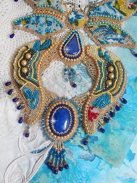 Haute-Couture Blue Gold Butterfly halsband broderat med &auml;delstenar, kristaller, glasp&auml;rlor och fr&ouml;p&auml;rlor