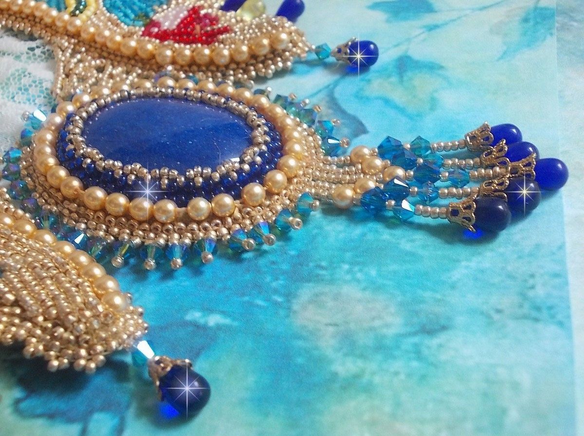 Haute-Couture Blue Gold Butterfly halsband broderat med ädelstenar, kristaller, glaspärlor och fröpärlor