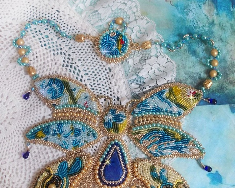 Haute-Couture Blue Gold Butterfly halsband broderat med &auml;delstenar, kristaller, glasp&auml;rlor och fr&ouml;p&auml;rlor