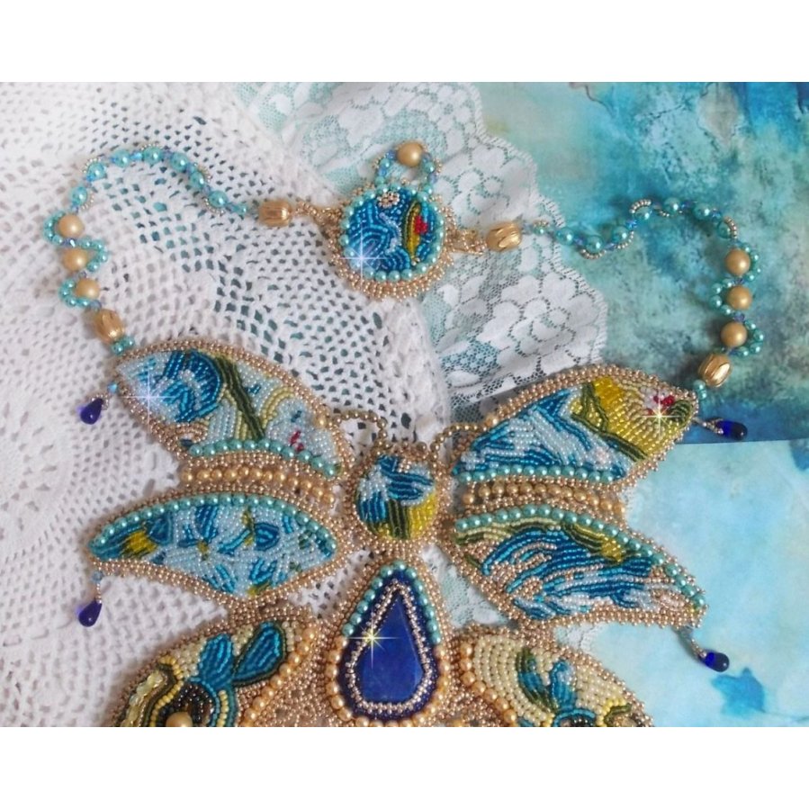 Haute-Couture Blue Gold Butterfly halsband broderat med ädelstenar, kristaller, glaspärlor och fröpärlor
