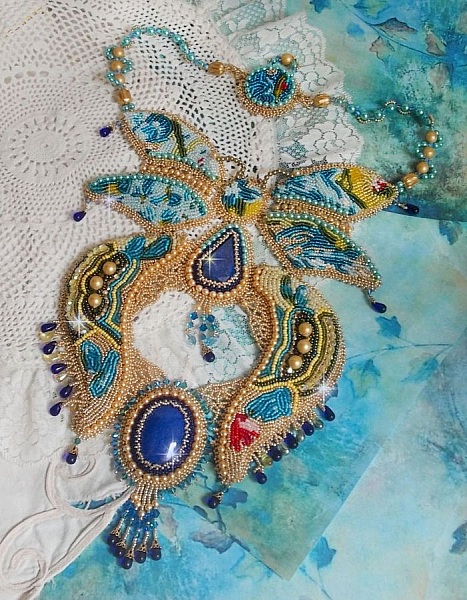Haute-Couture Blue Gold Butterfly halsband broderat med &auml;delstenar, kristaller, glasp&auml;rlor och fr&ouml;p&auml;rlor