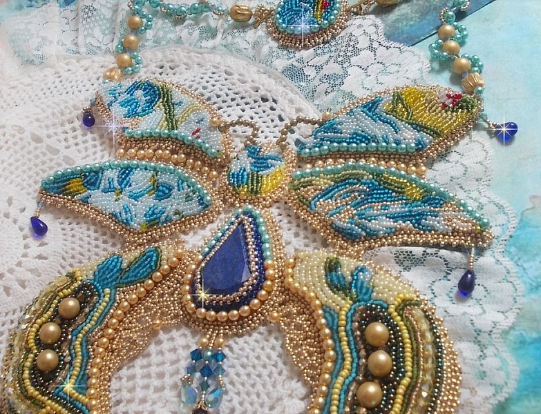 Haute-Couture Blue Gold Butterfly halsband broderat med &auml;delstenar, kristaller, glasp&auml;rlor och fr&ouml;p&auml;rlor