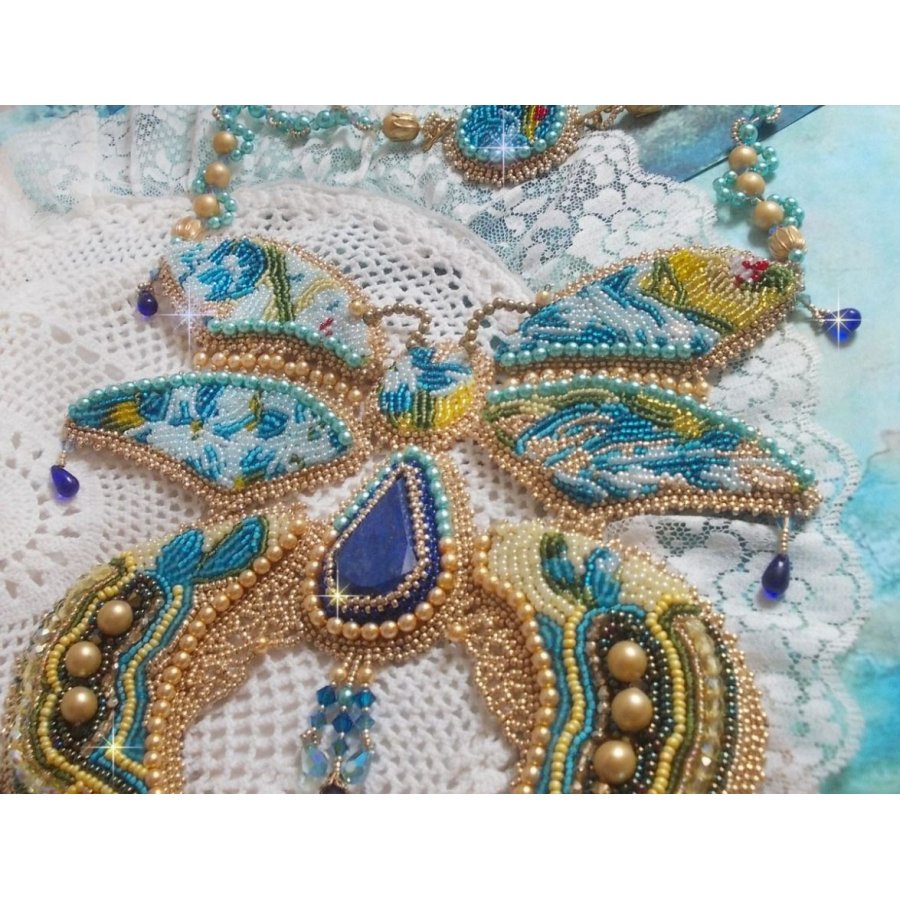 Haute-Couture Blue Gold Butterfly halsband broderat med ädelstenar, kristaller, glaspärlor och fröpärlor
