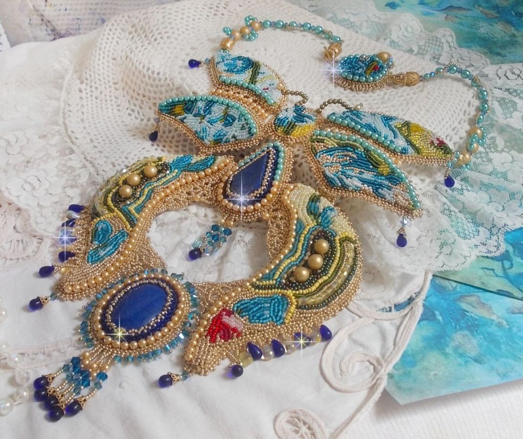Haute-Couture Blue Gold Butterfly halsband broderat med ädelstenar, kristaller, glaspärlor och fröpärlor