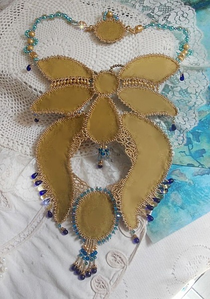 Haute-Couture Blue Gold Butterfly halsband broderat med &auml;delstenar, kristaller, glasp&auml;rlor och fr&ouml;p&auml;rlor