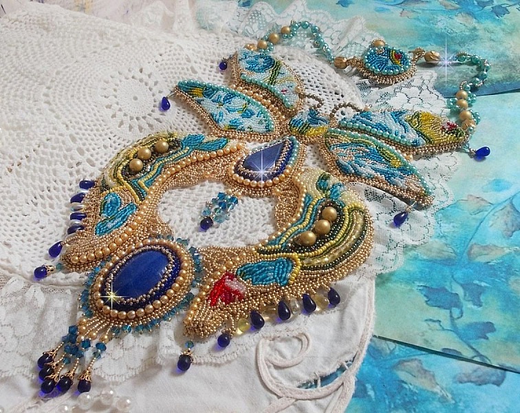 Haute-Couture Blue Gold Butterfly halsband broderat med &auml;delstenar, kristaller, glasp&auml;rlor och fr&ouml;p&auml;rlor