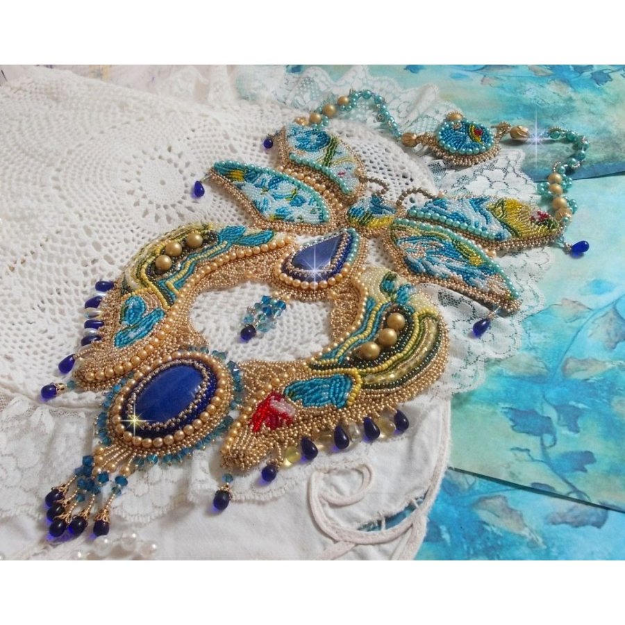 Haute-Couture Blue Gold Butterfly halsband broderat med ädelstenar, kristaller, glaspärlor och fröpärlor