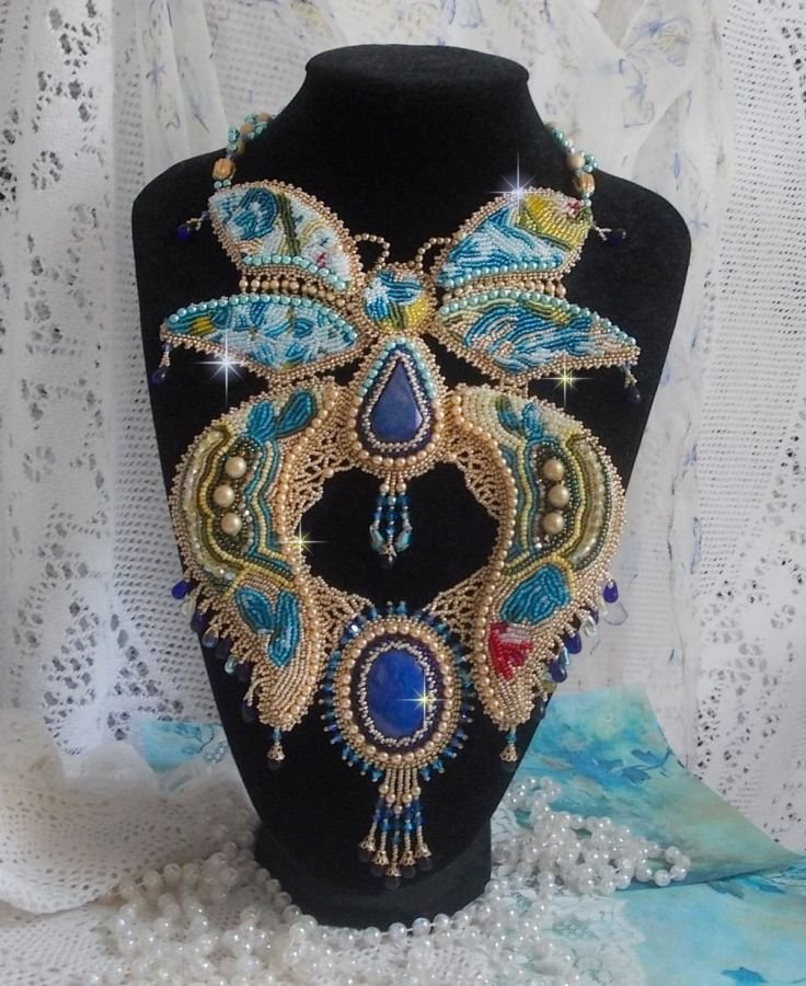 Haute-Couture Blue Gold Butterfly halsband broderat med ädelstenar, kristaller, glaspärlor och fröpärlor