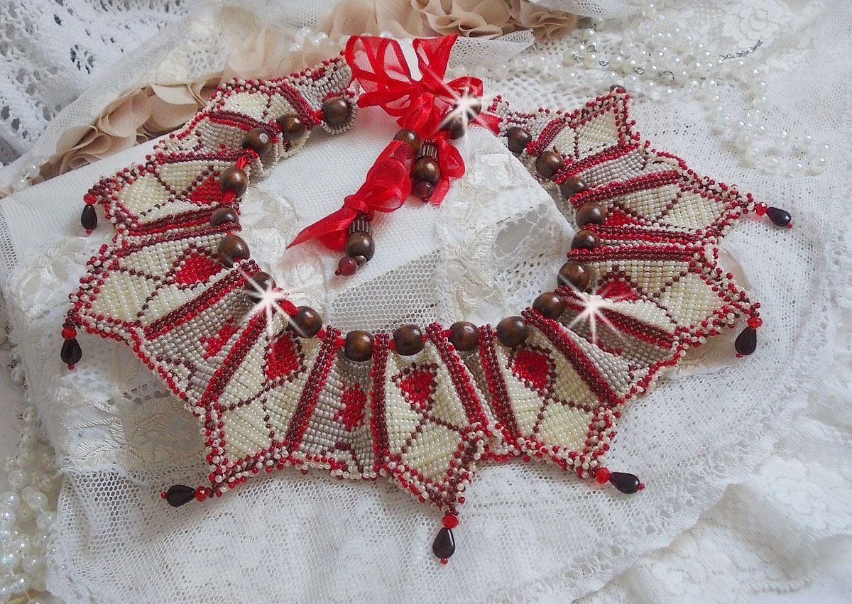 Romane halsband, broderat med Bordeaux, elfenben och röda fröpärlor, platta kronbladspärlor och träpärlor.
