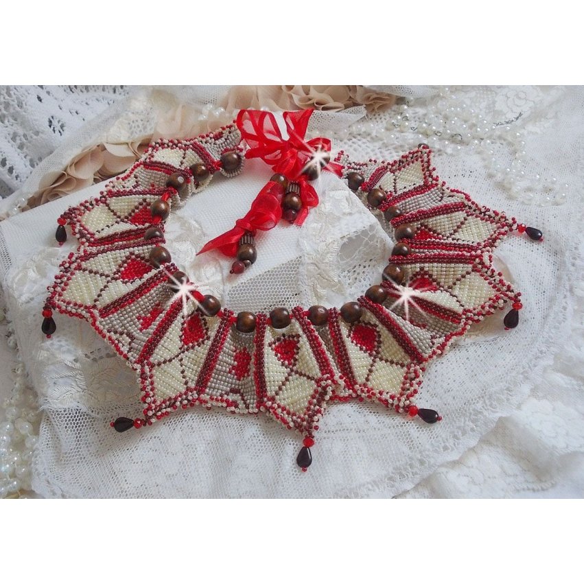 Romane halsband, broderat med Bordeaux, elfenben och röda fröpärlor, platta kronbladspärlor och träpärlor.