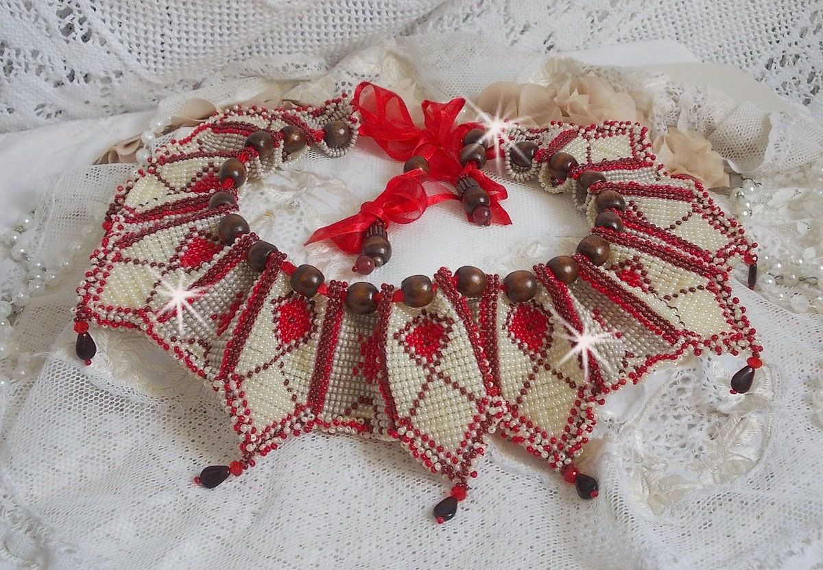 Romane halsband, broderat med Bordeaux, elfenben och röda fröpärlor, platta kronbladspärlor och träpärlor.