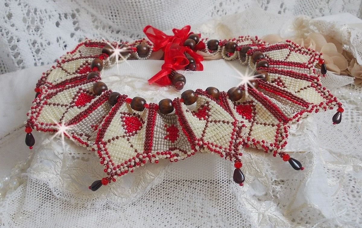 Romane halsband, broderat med Bordeaux, elfenben och röda fröpärlor, platta kronbladspärlor och träpärlor.