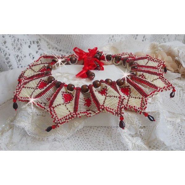 Romane halsband, broderat med Bordeaux, elfenben och röda fröpärlor, platta kronbladspärlor och träpärlor.