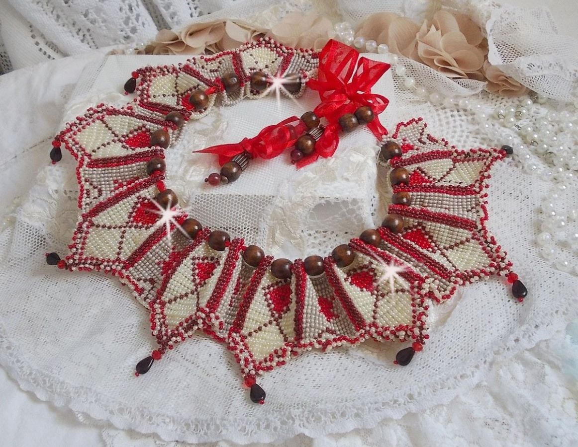 Romane halsband, broderat med Bordeaux, elfenben och röda fröpärlor, platta kronbladspärlor och träpärlor.