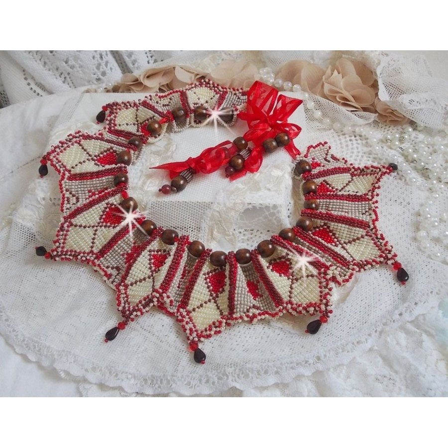 Romane halsband, broderat med Bordeaux, elfenben och röda fröpärlor, platta kronbladspärlor och träpärlor.
