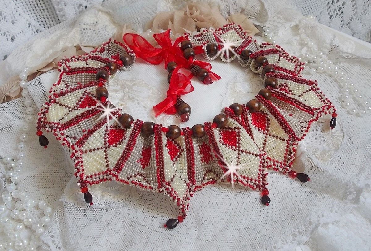Romane halsband, broderat med Bordeaux, elfenben och röda fröpärlor, platta kronbladspärlor och träpärlor.