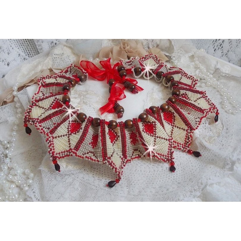 Romane halsband, broderat med Bordeaux, elfenben och röda fröpärlor, platta kronbladspärlor och träpärlor.