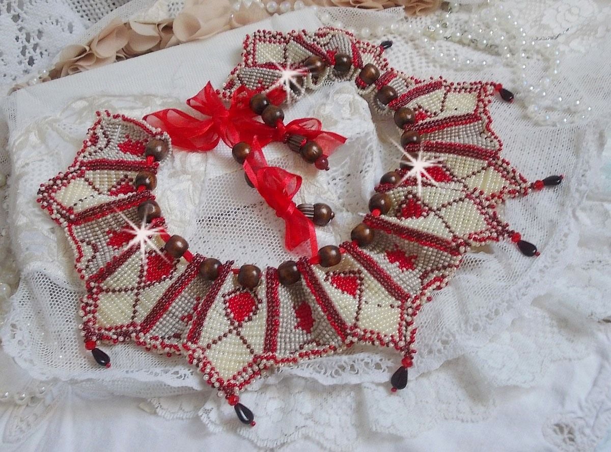 Romane halsband, broderat med Bordeaux, elfenben och röda fröpärlor, platta kronbladspärlor och träpärlor.
