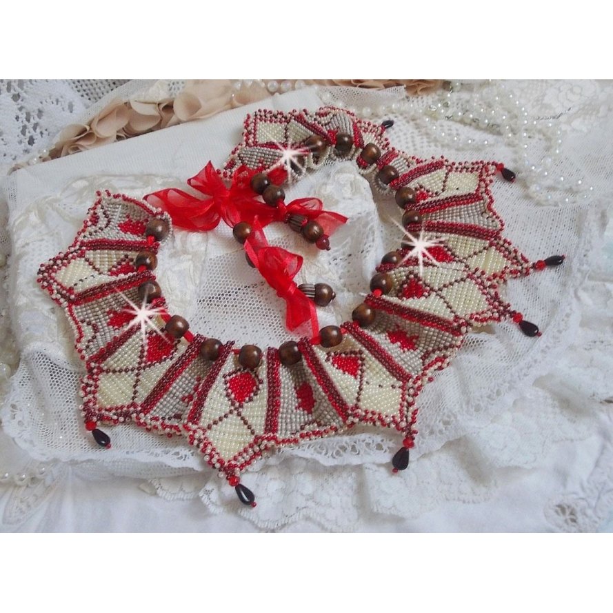 Romane halsband, broderat med Bordeaux, elfenben och röda fröpärlor, platta kronbladspärlor och träpärlor.