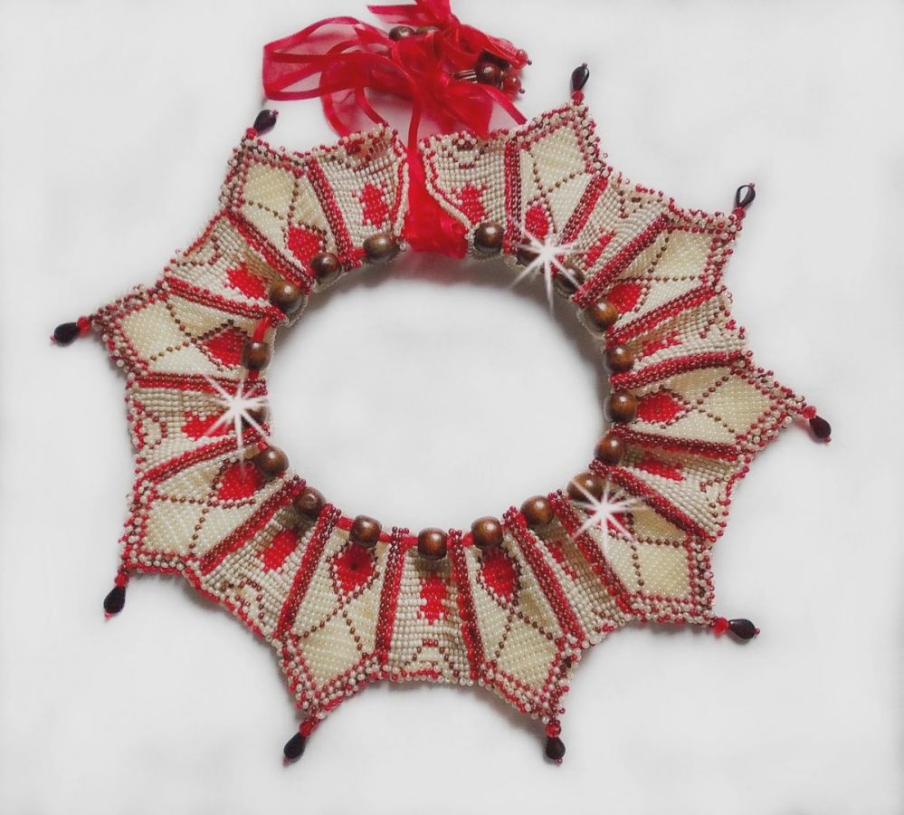 Romane halsband, broderat med Bordeaux, elfenben och röda fröpärlor, platta kronbladspärlor och träpärlor.