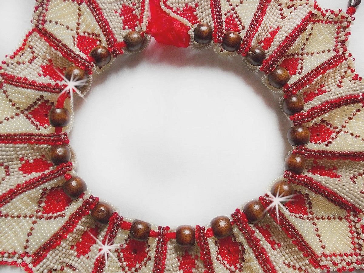 Romane halsband, broderat med Bordeaux, elfenben och röda fröpärlor, platta kronbladspärlor och träpärlor.