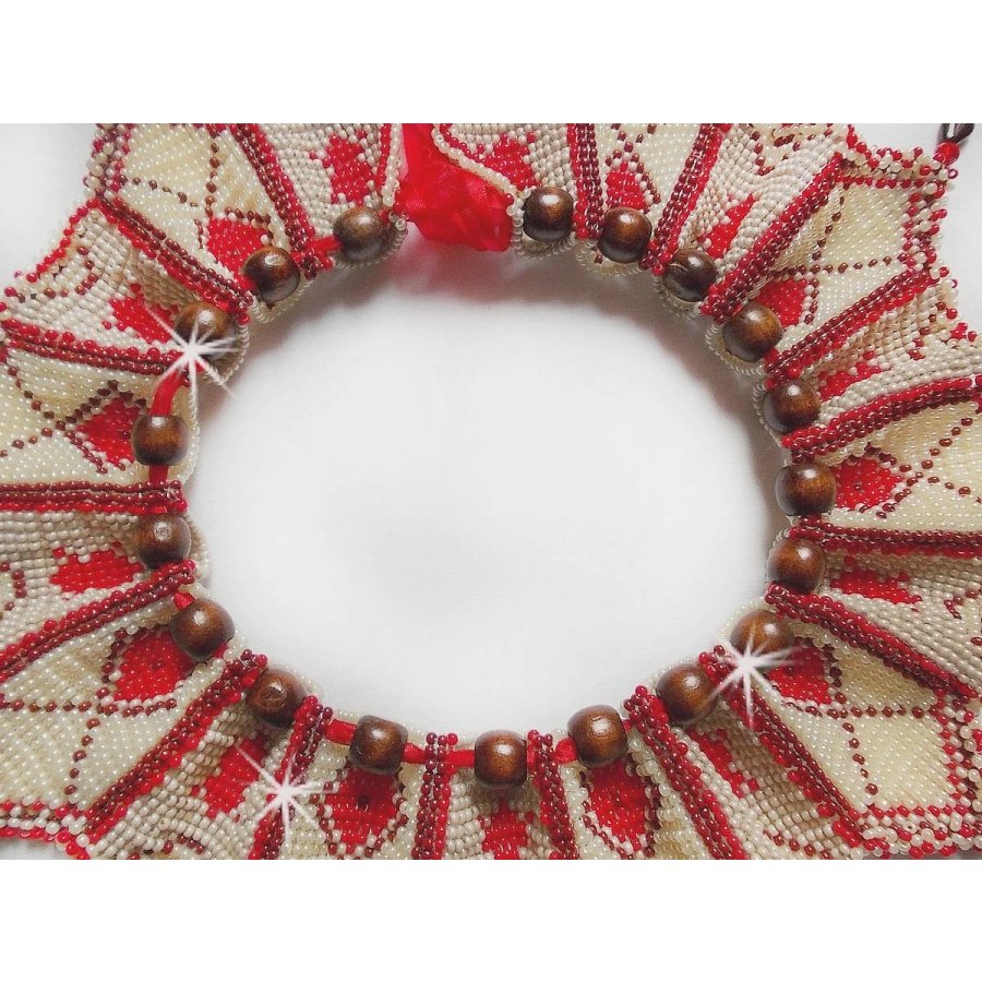 Romane halsband, broderat med Bordeaux, elfenben och röda fröpärlor, platta kronbladspärlor och träpärlor.