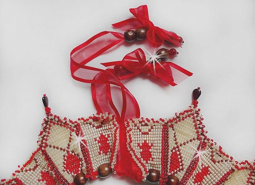 Romane halsband, broderat med Bordeaux, elfenben och r&ouml;da fr&ouml;p&auml;rlor, platta kronbladsp&auml;rlor och tr&auml;p&auml;rlor.