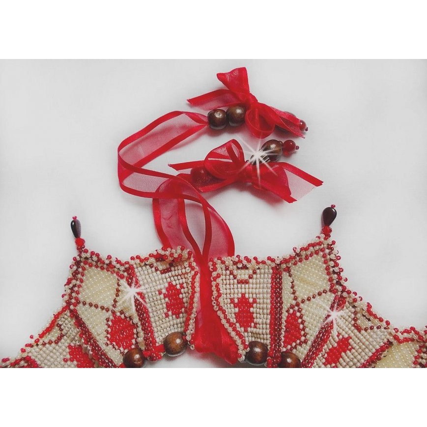Romane halsband, broderat med Bordeaux, elfenben och röda fröpärlor, platta kronbladspärlor och träpärlor.