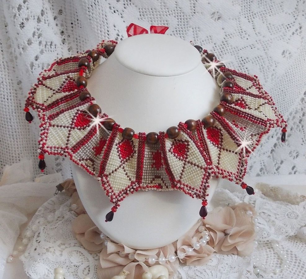 Romane halsband, broderat med Bordeaux, elfenben och röda fröpärlor, platta kronbladspärlor och träpärlor.