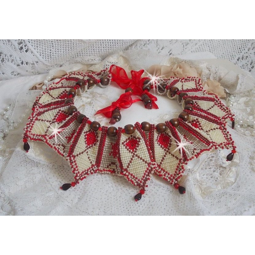 Romane halsband, broderat med Bordeaux, elfenben och röda fröpärlor, platta kronbladspärlor och träpärlor.
