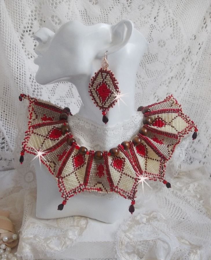 Romane halsband, broderat med Bordeaux, elfenben och röda fröpärlor, platta kronbladspärlor och träpärlor.