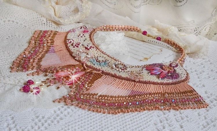 Eternal Rose halsband broderat med halvädelstenar och full av olika kvalitetspärlor.