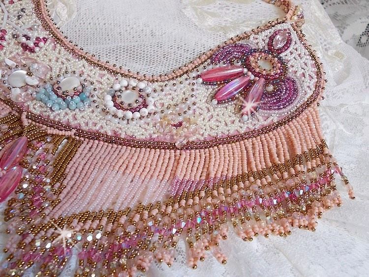 Eternal Rose halsband broderat med halvädelstenar och full av olika kvalitetspärlor.