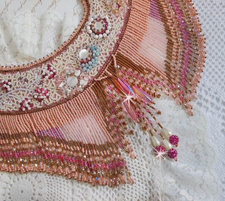 Eternal Rose halsband broderat med halvädelstenar och full av olika kvalitetspärlor.