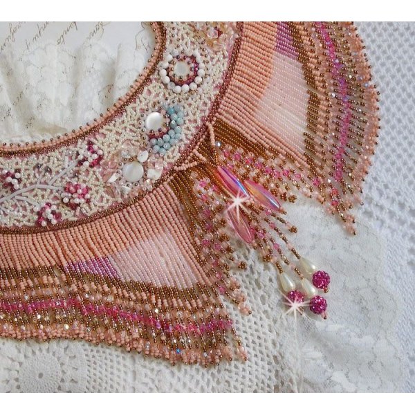 Eternal Rose halsband broderat med halvädelstenar och full av olika kvalitetspärlor.